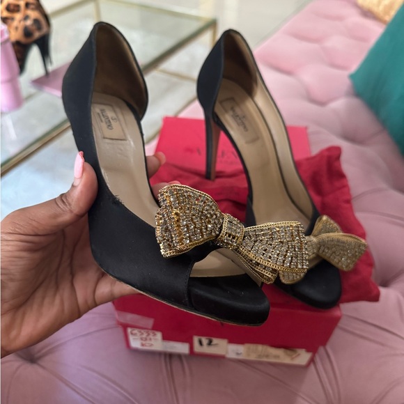 Valentino heals with  Swarovski crystal Bow 🎀✨